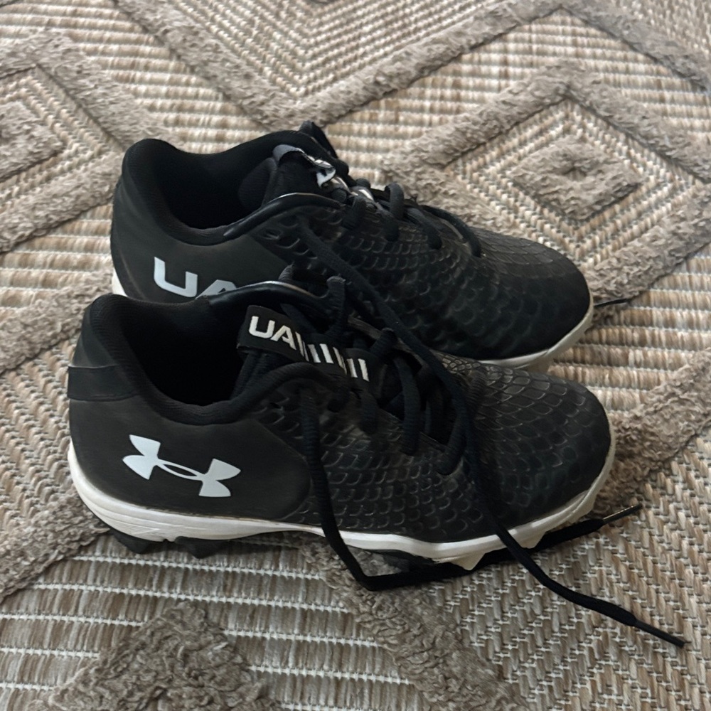 Under Armour Black and White Sports Shoes